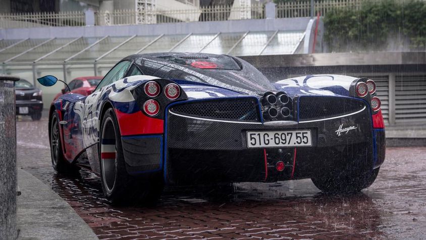 Pagani áll az úton és indulásra kész.
