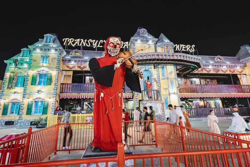 Ein Geisterhaus im Stil von Draculas Schloss in Transsilvanien im Global Village-Vergnügungspark in Dubai.