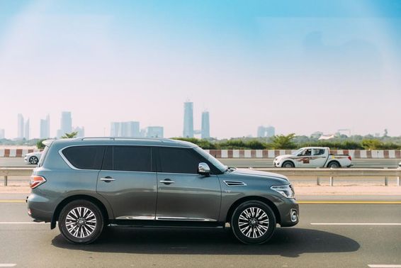 Nissan Patrol látható a képen, háttérben dubai felhőkarcolok. 