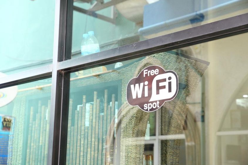 Egy kávézó ablakán ki van írva hogy ingyenes wifi.