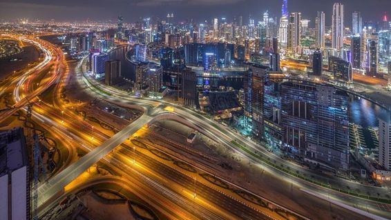 Al Khail路，桥跨越道路