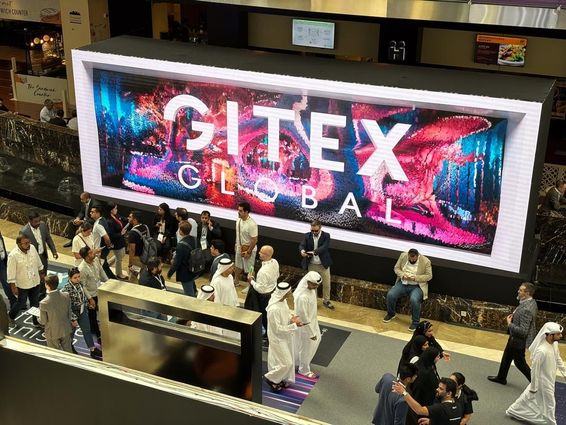 Gitex Global a háttérben előtte emberek főleg emirati férfiak és nők. 