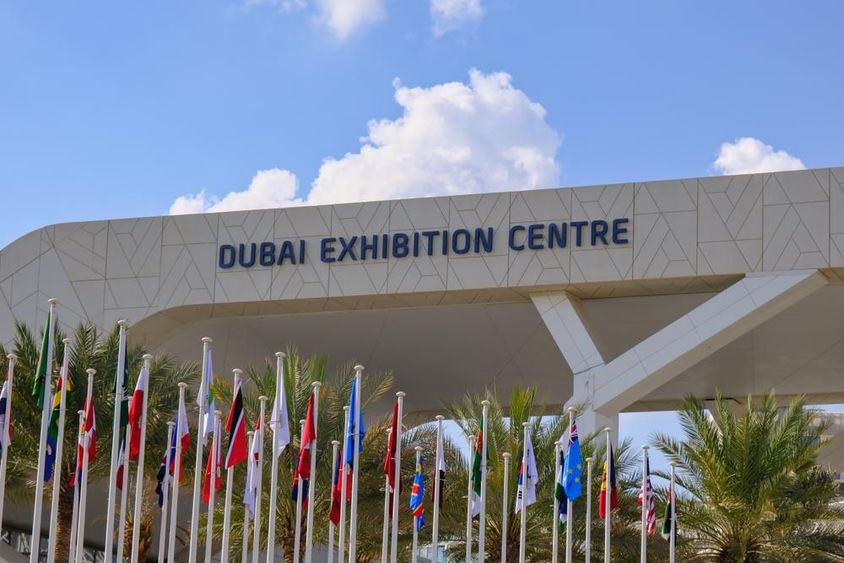 Dubai Exhibition Centre, előtte zászlók. 
