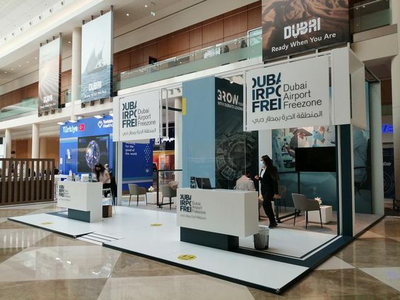 Dubai Airport free zone kiállítás egy teremben. 