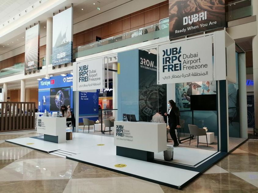 Dubai Airport free zone kiállítás egy teremben. 