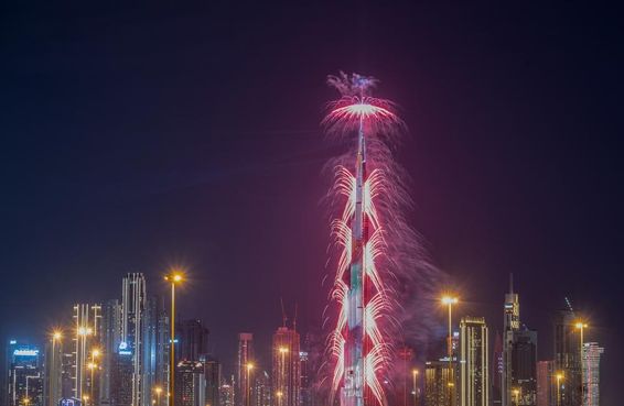 迪拜哈利法塔新年夜烟花及其他灯火通明的摩天大楼。