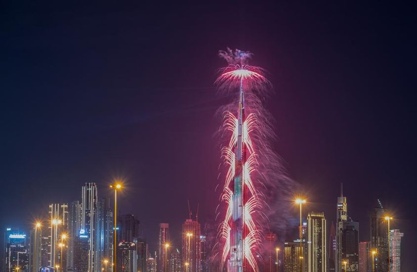 迪拜哈利法塔新年夜烟花及其他灯火通明的摩天大楼。