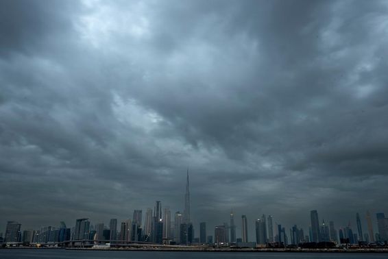 Céu nublado com um fundo de arranha-céus, Burj Khalifa no centro.