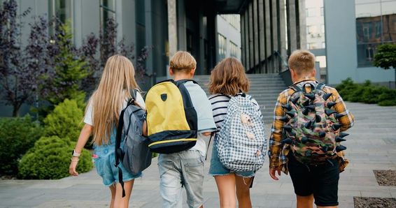 学生在学校入口前背着书包