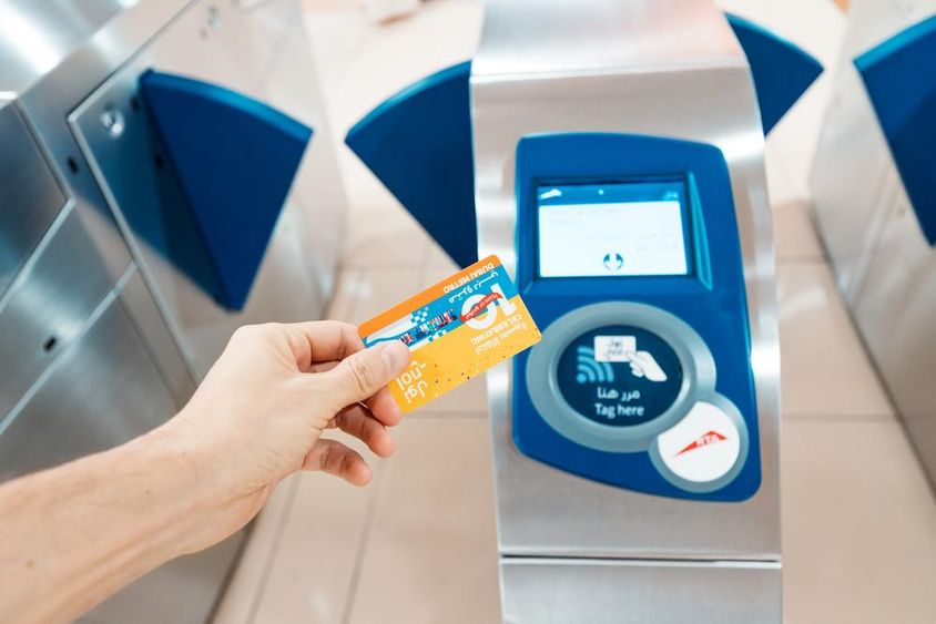 Egy limitált 10 éves születésnapi nol kártyát tart egy ember a kezében , amit épp a metron használ. 