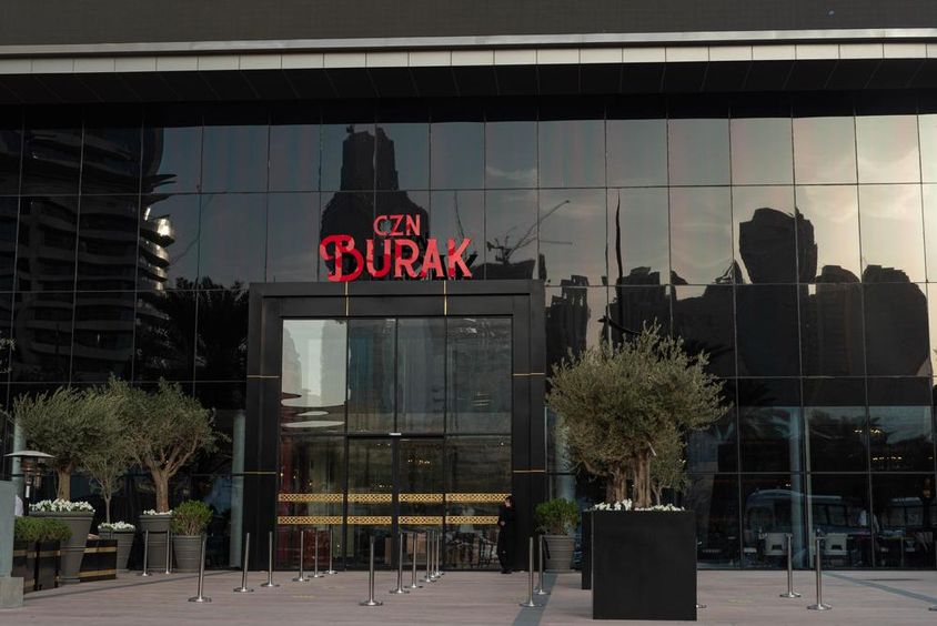 CZN Burak étterem bejárata Dubaiban.