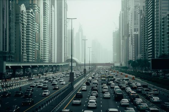 迪拜天际线道路视图，拥挤的车流，严重交通拥堵。