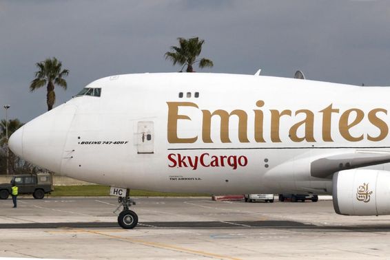 Emirates boing 777 látható sky cargo felirattal.