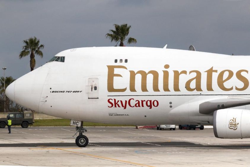 Emirates boing 777 látható sky cargo felirattal. 