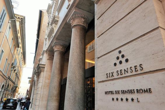 Six Senses egyik 5 csillagos szállodájának táblája látható Rómában.