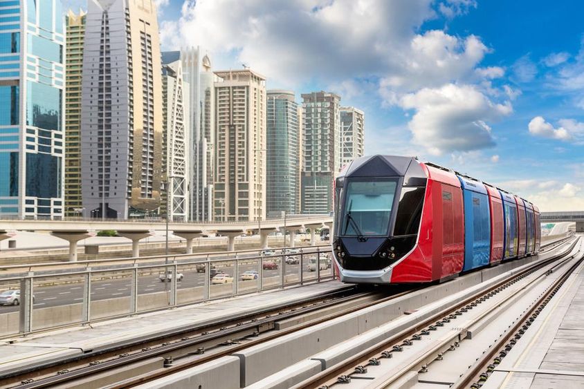 Dubai villamos látható a háttérben a felhőkarcolok. 