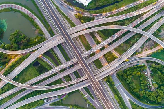 多条道路在各种方向上交叉，相互上下交错。