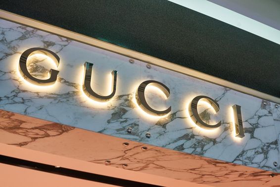 Gucci felírat látszik világító betűkből egy fal homlokzatán. 