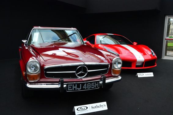 Sotheby’s árverésen egy Mercédesz és egy Ferrari.