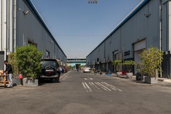 迪拜阿尔赛卡尔大道，正在准备本周末的市场场地。