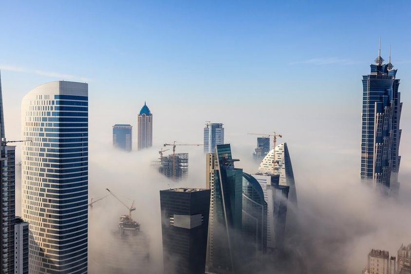 Dubai felhőkarcolok ködbe burkolóznak. 