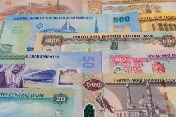 20, 50, 100, 500 , 1000 címletű dirham bankók az asztalon. 