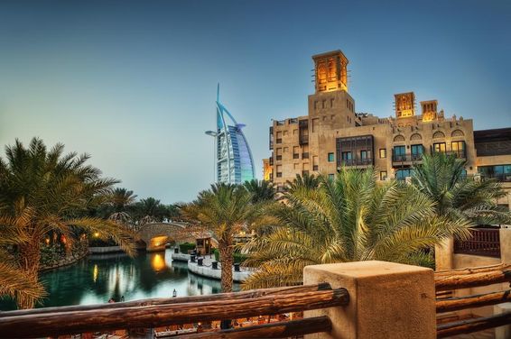 朱美拉 Al Qasr 和背景中的阿拉伯塔酒店。