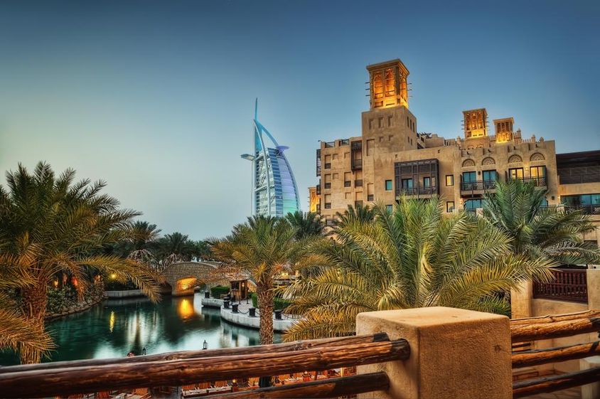 Jumeirah Al Qasr háttérben a Burj Al Arab.