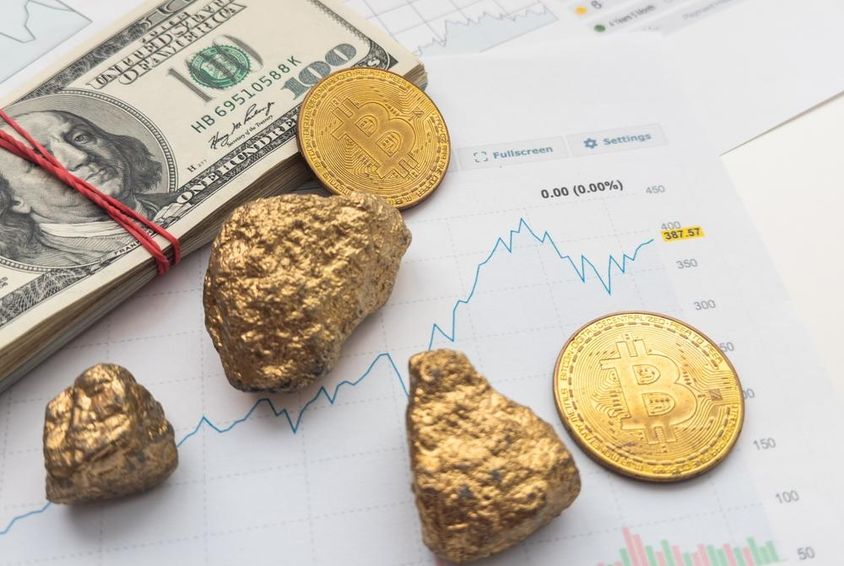 Ouro, moeda Bitcoin, pacote de dólar.