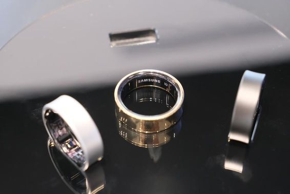 Samsung rings.