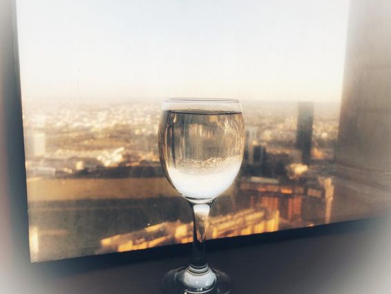 窗边一杯酒，城市景色