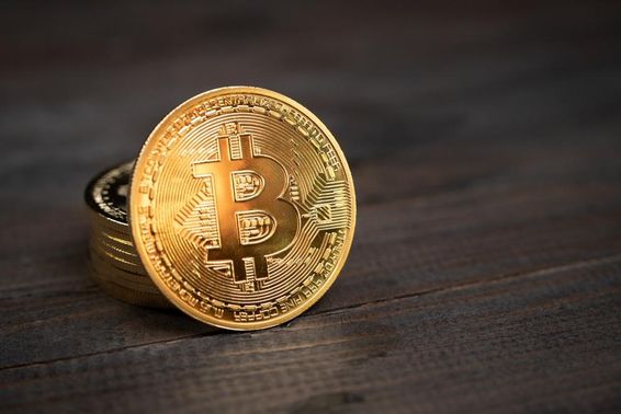 Bitcoin érmék egy asztalon. 