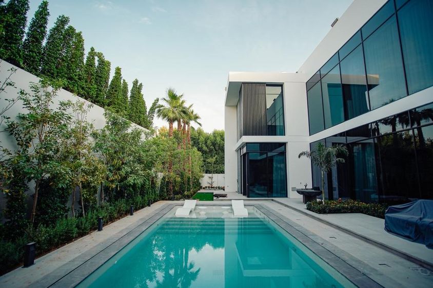 Dubai luxury house with swimming pool.