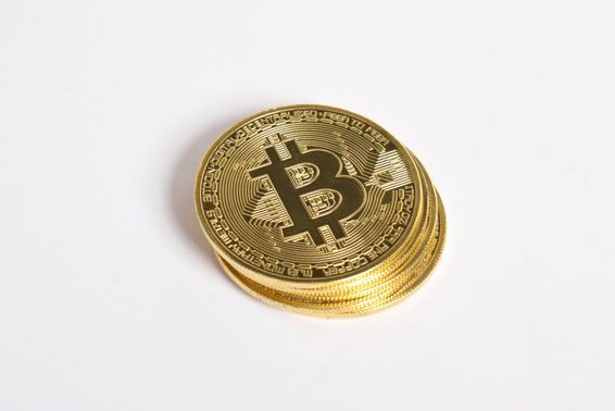 Arany Bitcoin érmék egymás felett. 