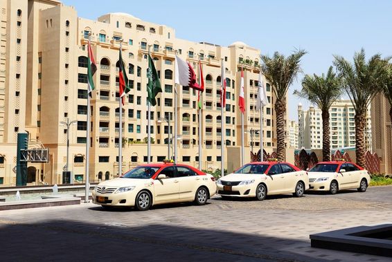 Dubai taxik egy 10 emeletes társasház előtt. 