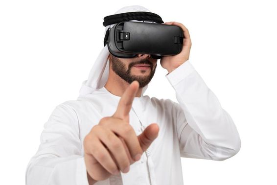 Emirati férfi,  VR szemüveggel a fején. 