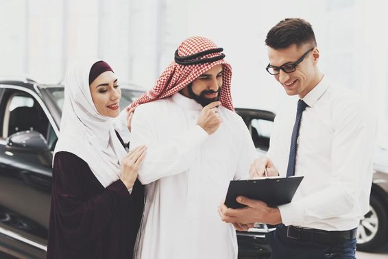 Arab férfi jármű papírokat olvas. 