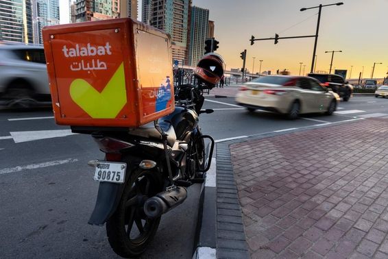 Talabat motor, út szélén parkol. 