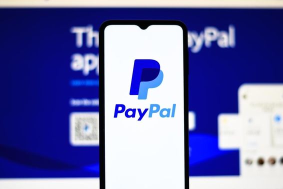 Paypal felírat egy telefonon. 