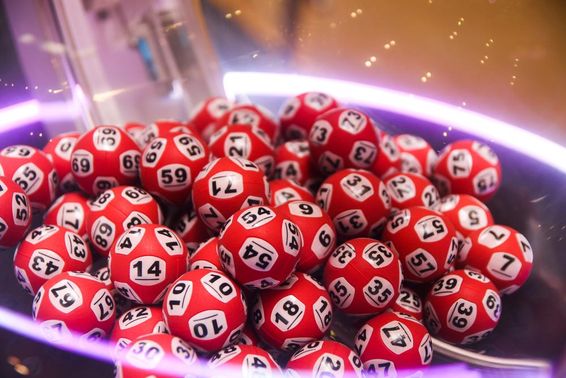 Lotto számok kis labdákon. 