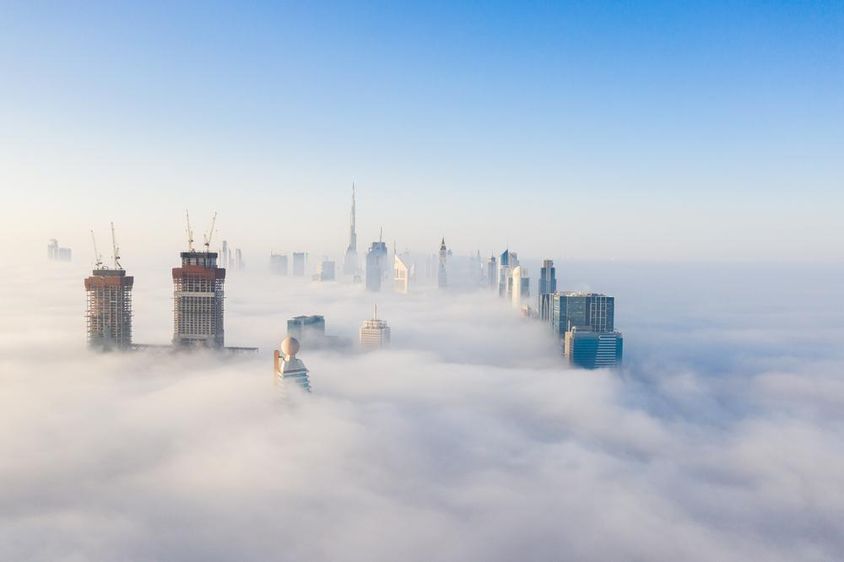 Dubai ködbe burkolózott felhőkarcolok. 