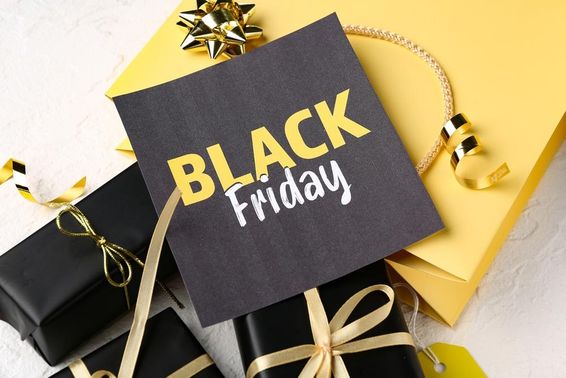 Black Friday feliratos bevásárlótáskák. 