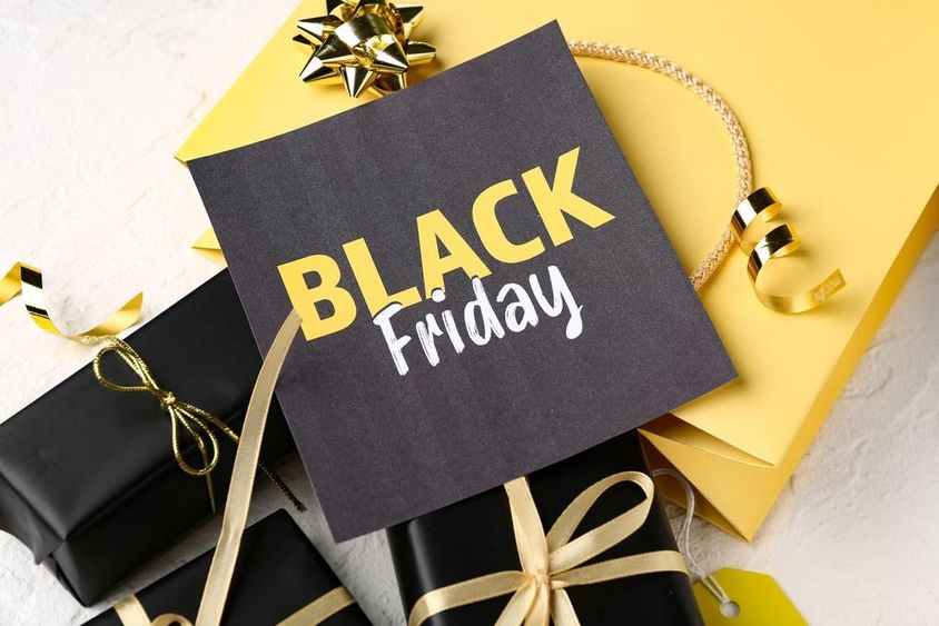 Black Friday feliratos bevásárlótáskák. 