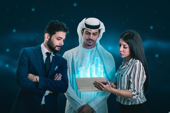2 férfi és egy nő egy hologramot vizsgál. 
