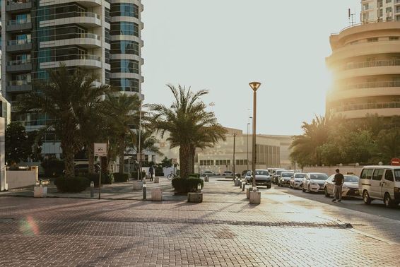 Dubai utcakép, autókkal. 