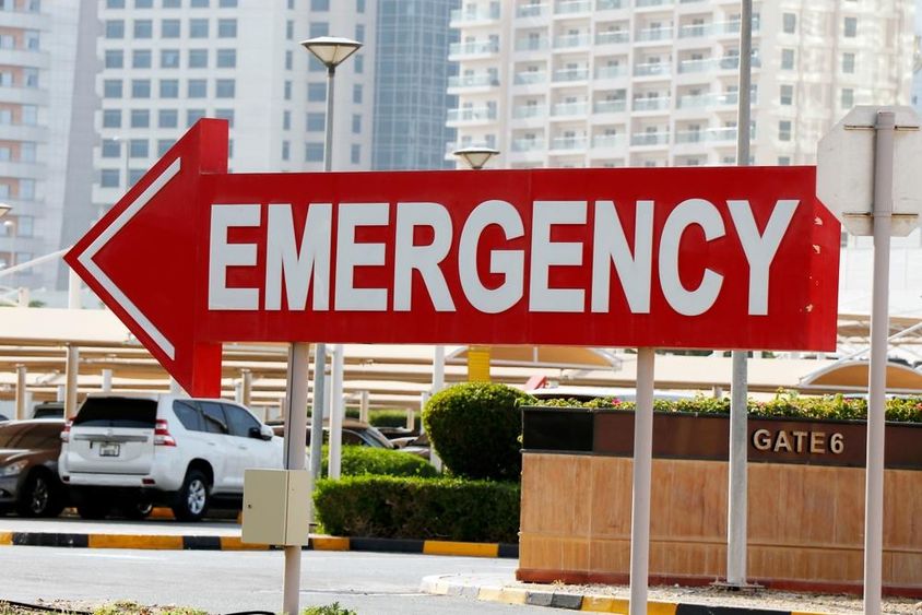Dubai emergency felirat egy táblán. 