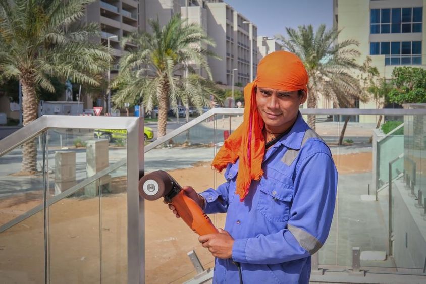 Dubai munkás csiszolja a korlátot.