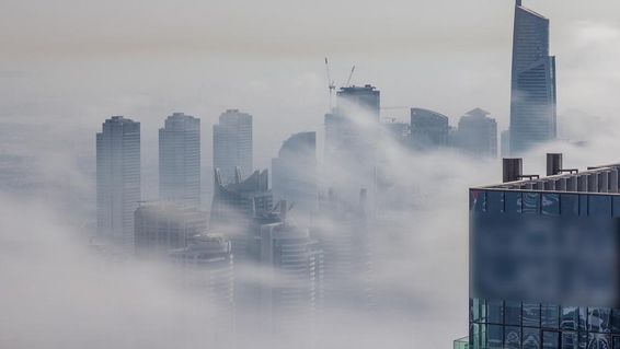 迪拜摩天大楼被雾笼罩。