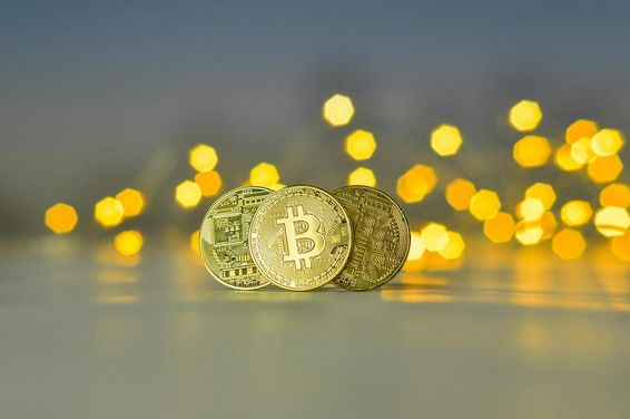 Arany bitcoin érmék.
