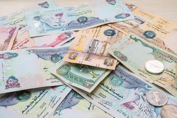 Dirham különböző címletekben és egy kis apró.